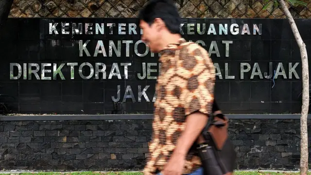 Seorang pejalan kaki melintas di depan Gedung Kementerian Keuangan, Kantor Direktorat Jenderal Pajak Jakarta, pada 20 Januari 2011.