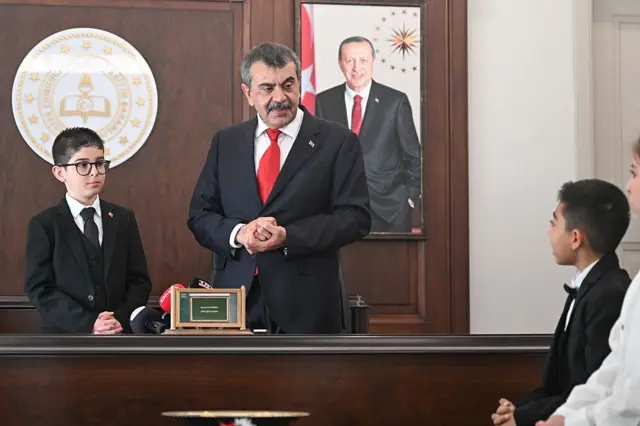 Milli Eğitim Bakanı Yusuf Tekin, 23 Nisan kutlamaları kapsamında koltuğunu 12 yaşındaki Kenan Ata Hasbal'a veriyor