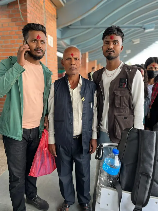 अनितलाई बिदा गर्न काठमाण्डू आएका उनका दाई अमित र बुवा 