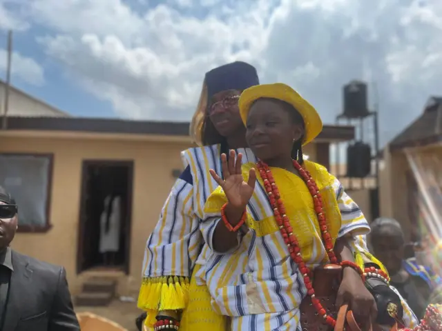 Aworan ọmọ ọdun marun-un to gun ẹsin