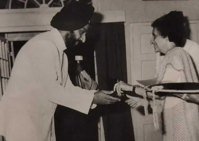 रॉ के विशेष सचिव रहे जीबीएस सिद्धू इंदिरा गांधी के साथ