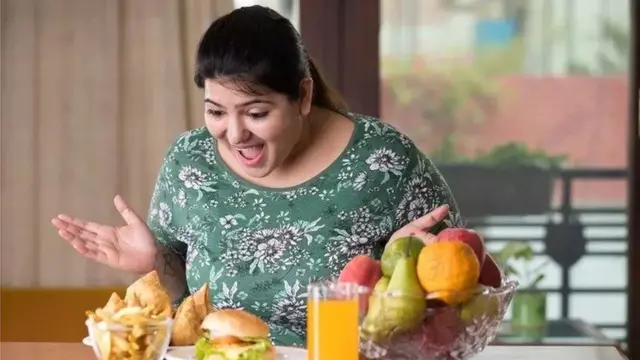 खाने को देखकर उत्साहित महिला