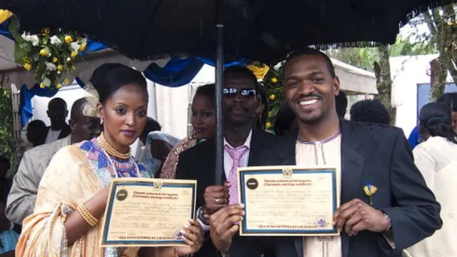 เจ้าหญิงรูธ โคมันทาเลและคริสโตเฟอร์ โธมัส โชว์ทะเบียนสมรส