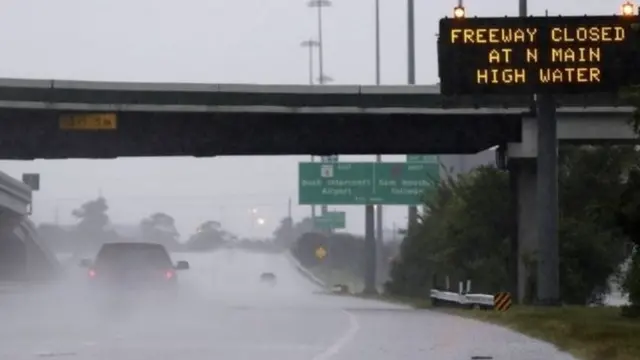 பேரழிவை உண்டாக்கிய ஹார்வி புயல்