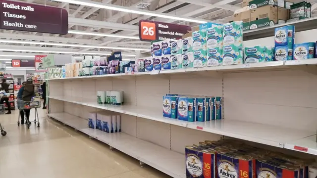 هناك شح في السلع المنزلية بعد تكالب الناس على شرائها