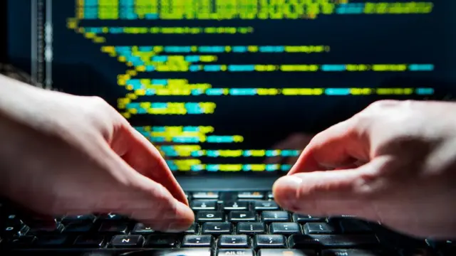 manos sobre computadora