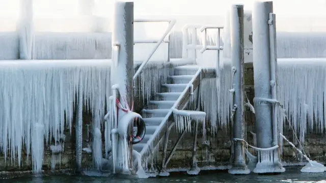 راه پلیه ای یخ زده در آلمان