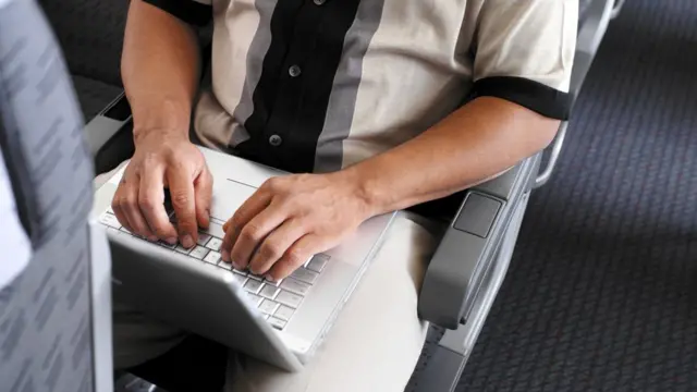 Для тех, кто привык в дороге работать, среднее кресло - просто кошмар