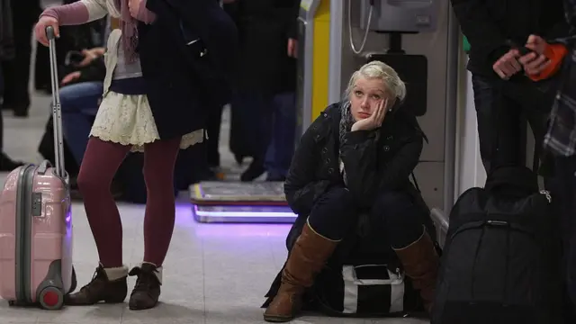 Pasajeros esperan en el aeropuerto de Edimburgo