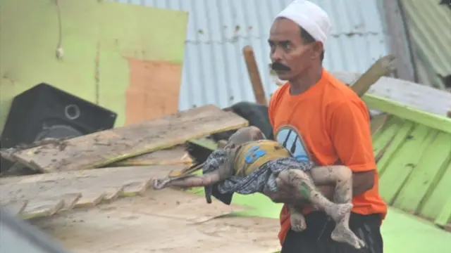 இந்தோனீசியா நிலநடுக்கம்: கரை ஒதுங்கும் சுனாமியில் அடித்துச்செல்லப்பட்ட உடல்கள்