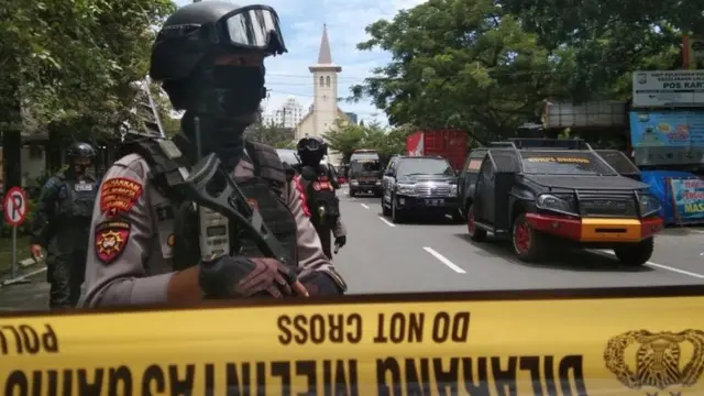 Polisi berjaga-jaga di seputar Gereja Katedral Makassar.
