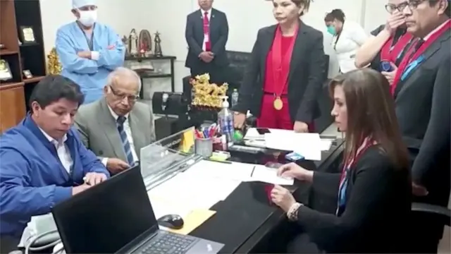 El presidente Castillo al ser intervenido por autoridades peruanas