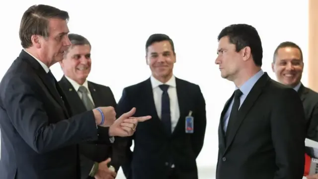 Bolsonaro e Sergio Moro conversam