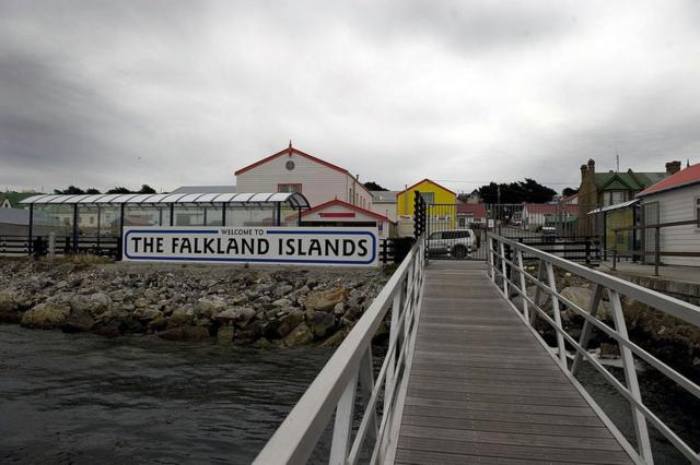 Cartel que da la bienvenida a las Malvinas/Falklands en Puerto Argentino/Stanley, el puerto principal y capital de las islas.