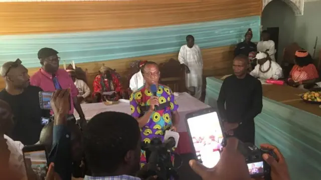 Ndị mmadụ nọ n'ọgbakọ maka ikposa Osu na oru