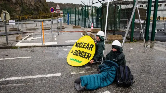 Ativistas deo Greenpeace seguram placaapp bet7protesto escrito nuclear = perigo