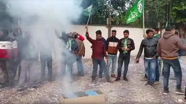 जेएमएम का कार्यालय के सामने जश्न मनाते कार्यकर्ता