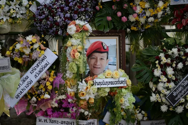 ช่อดอกไม้จันทน์จำนวนมาก จากหลายฝ่าย