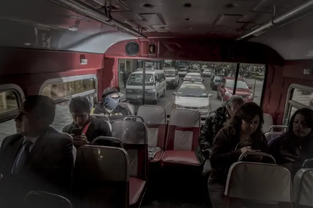 Lustrabotas en un bus