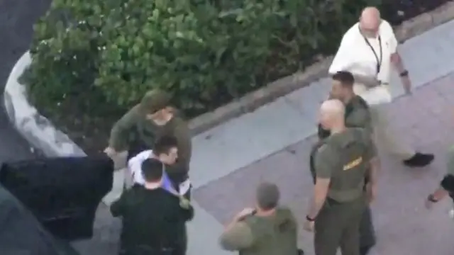 Nikolas Cruz siendo llevado a prisión