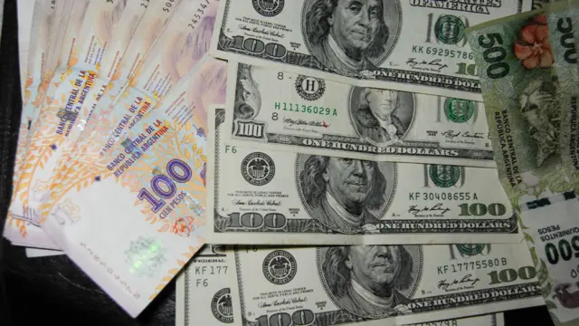 Dólares y pesos argentinos