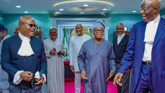 Yomi Alliyu lo wa lapa osi ninu aworan yi pelu Gomina ipinle Osun Gboyega Oyetola