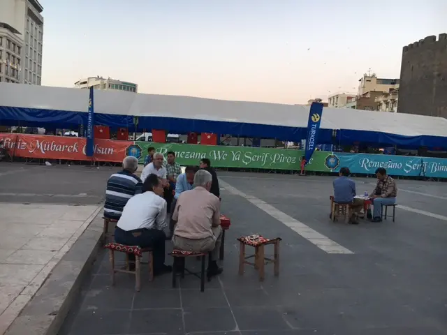 Ethem ve arkadaşları iftar saatini beklerken