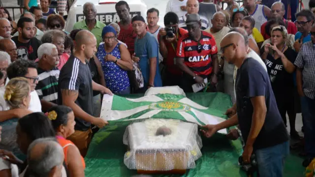 Velórioinstalar caça níquelDona Ivone