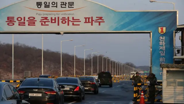 Caravana de vehículos entrando en la zona desmilitarizada.