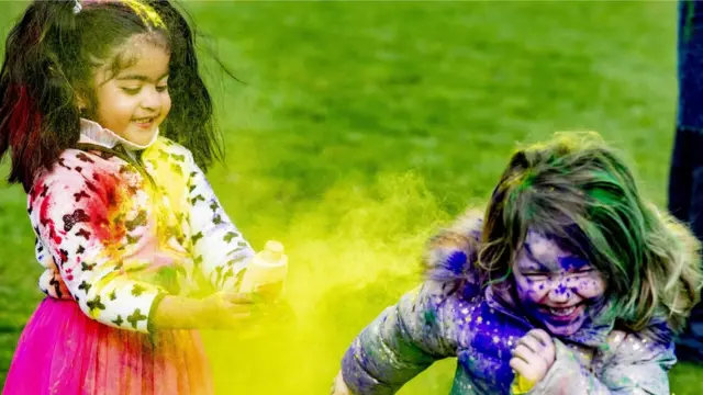 Діти граються