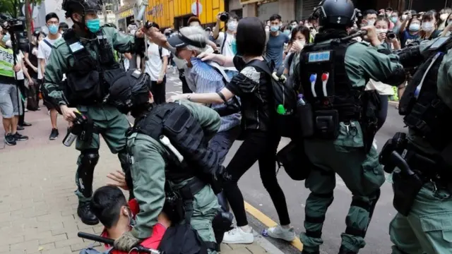 ตำรวจและผู้ประท้วงในฮ่องกง