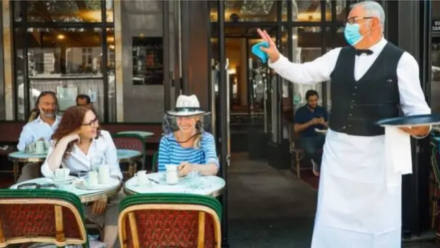 صارت الكمامات ومعقمات اليدين من مظاهر الحياة الطبيعية الجديدة