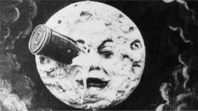 Dans le film de George Melies, "Un voyage sur la Lune" (1902), des astronomes y font une visite, mais ne s'y installent pas - et la Lune est déjà habitée.