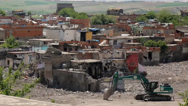 Sur ilçesindeki yıkım