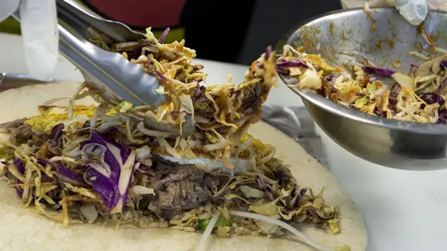 Un burrito siendo preparado