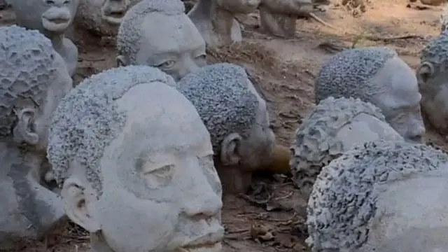 Msanii wa Ghana Kwame Akoto-Mamfo amebuni vinyago vinavyoonyesha waliyopitia maishani mwao