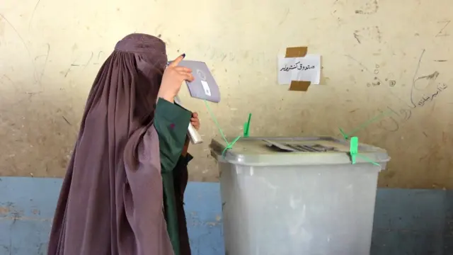 زن افغان در حال رای دادن