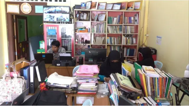 อิสมาแอนั่งทำงานอยู่ในออฟฟิซ