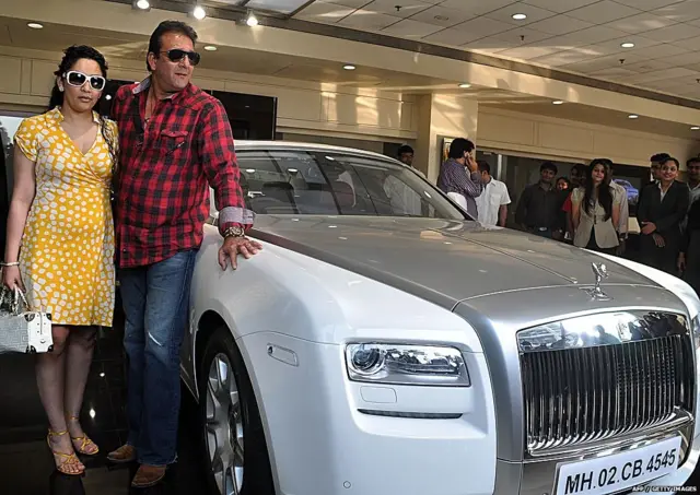 संजय दत्तच्या गाड्यांचा नंबर कायम 4545 असतो.