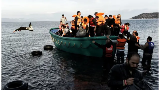 সমুদ্র পথে ঝুঁকি নিয়ে আসছেন তারা।