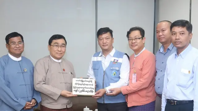 ပလက်ဝမြို့နယ်တွင်းက တိုက်ပွဲရှောင်နဲ့ ရေဘေးသင့်သူတွေအတွက် အလှူငွေပေး