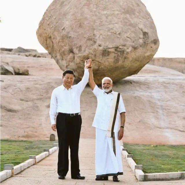 இன்று மாலை மாமல்லபுரம் வந்த சீன அதிபர் ஷி ஜின்பிங்கை வரவேற்ற இந்திய பிரதமர் நரேந்திர மோதி, அங்குள்ள வரலாற்று சிறப்புமிக்க இடங்கள் குறித்து அவருக்கு விளக்கினார்.