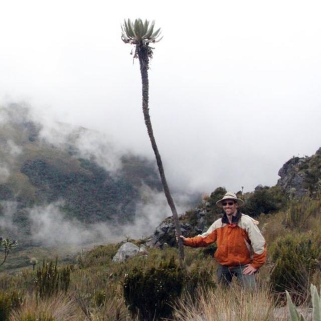 Mauricio Diazgranados junto a un Frailejón de Belén