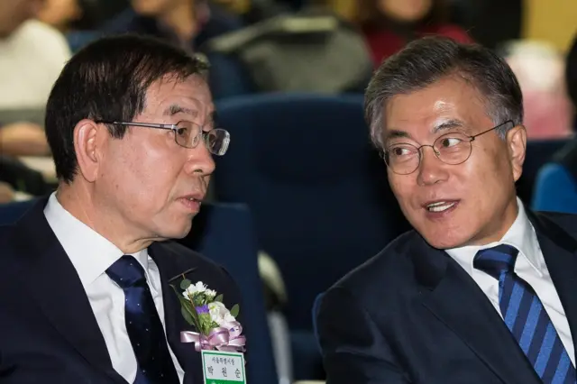 2015년 당시 새정치민주연합 대표였던 문재인 대통령과 박원순 서울시장이 시대를 밝힌 자랑스러운 변호사 조영래 기념행사에 참석해 대화하고 있다. 셋은 사법연수원 동기다