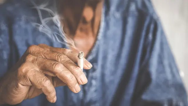 Hombre mayor fumando