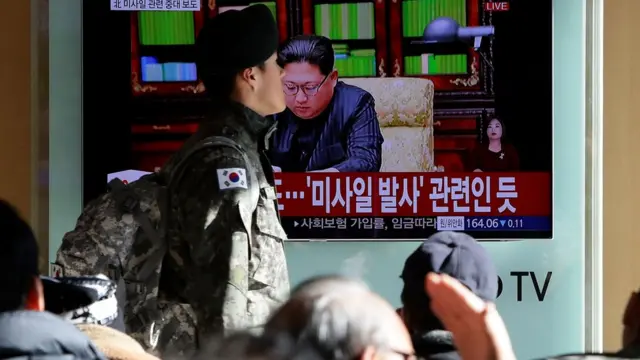 Soldados de Corea del Sur frente a un televisor en el que se ve a Kim Jong-un