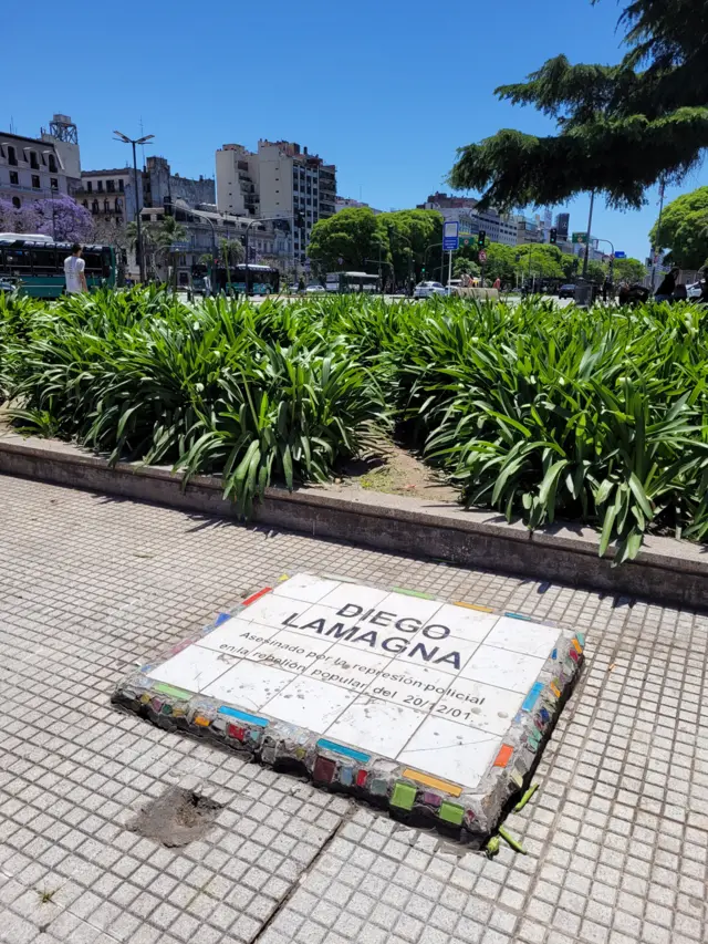 Placa en recuerdo a Diego Lamagna en Av. 9 de julio en Ciudad de Buenos Aires.