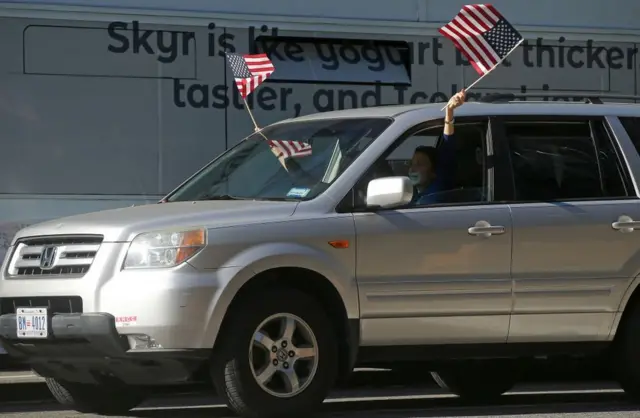 صدای بوق شادی ماشین‌ها در خیابان‌های واشنگتن شنیده می‌شود. اکثر مردم این شهر دموکرات هستند