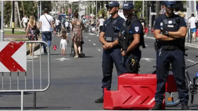 Fransız polisi, Nide'de saldırının düzenlendiği bölgede devriye gezerken
