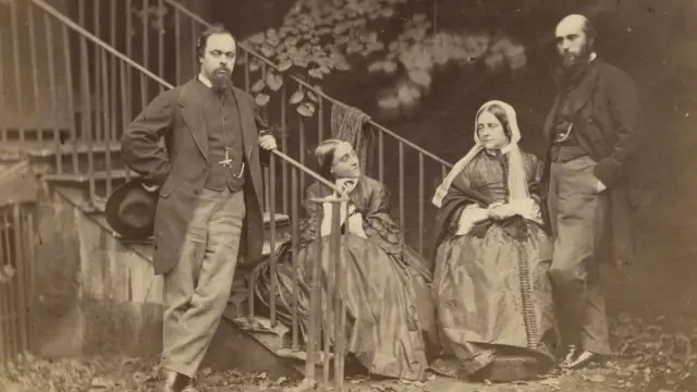 La familia Rossetti (de izq. a der.): Dante Gabriel, Christina, su madre y William Michael